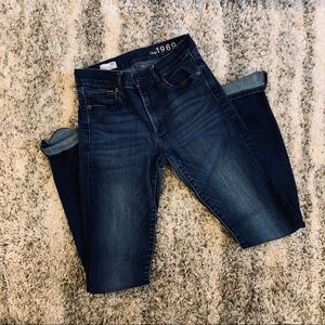 Gap women’s 26r Slim Straight Jeans